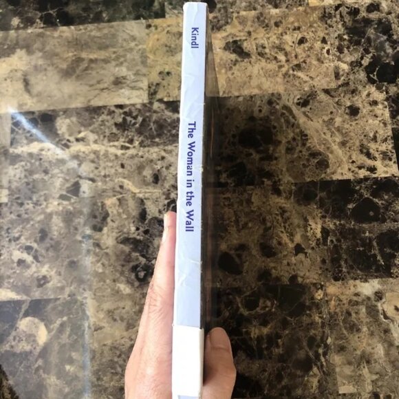 The Woman In The Wall Patrice Kindl 1997 Paperback - Picture 3 of 9